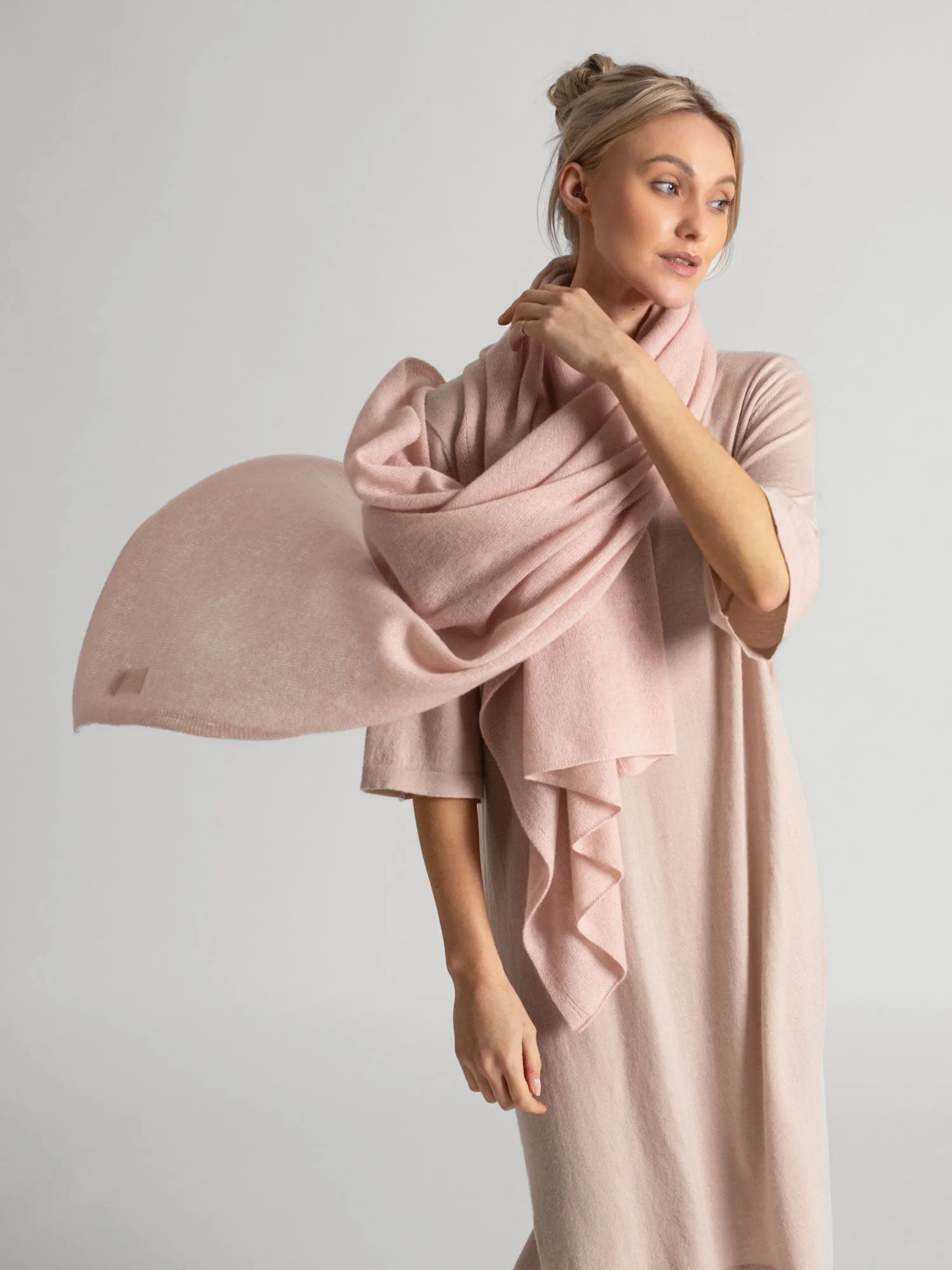 Airy cashmere scarf "Flow" - rose glow